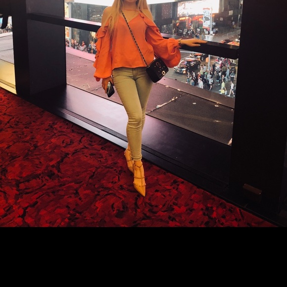 Leith Cold Shoulder Ruffle Top - Picture 5 of 6